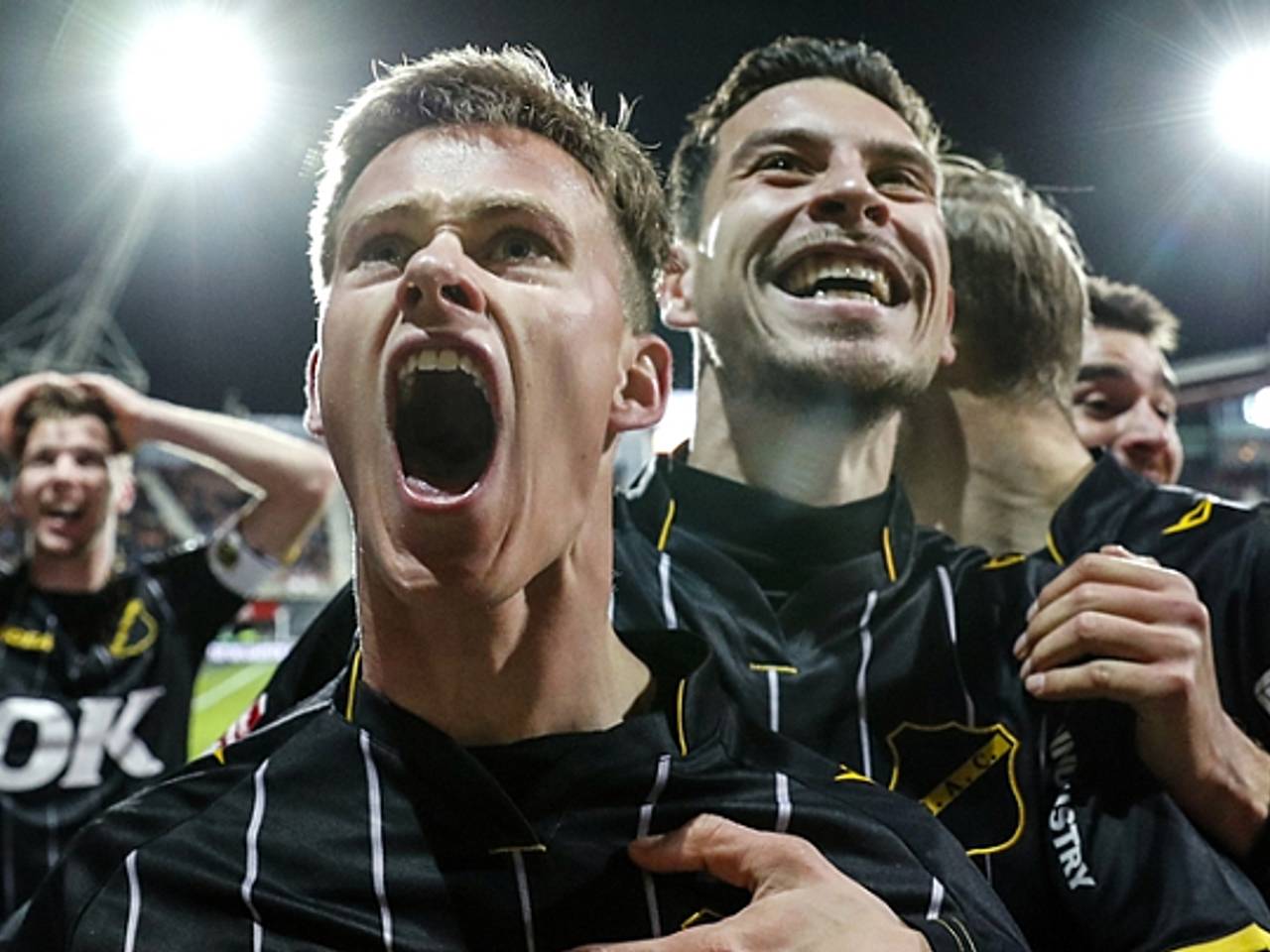 Dolle vreugde bij NAC Breda na de winst op AZ. (Foto: Hollandse Hoogte).