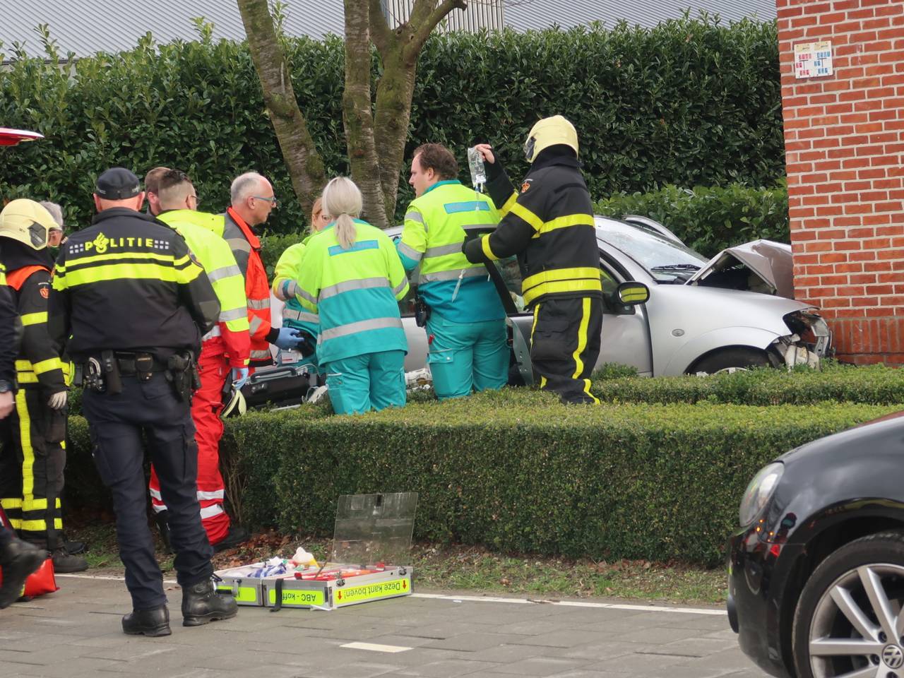 De bestuurster raakte gewond. (Foto: Jeroen Stuve)