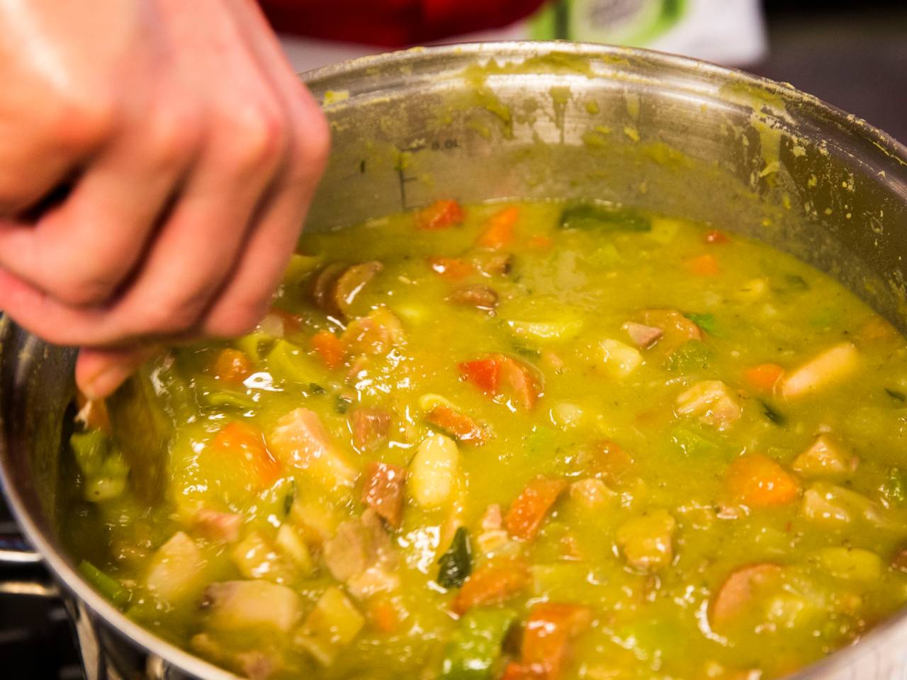 Een goede pan erwtensoep tijdens het WK snertkoken in Groningen. (Foto: ANP 2017/Vincent)