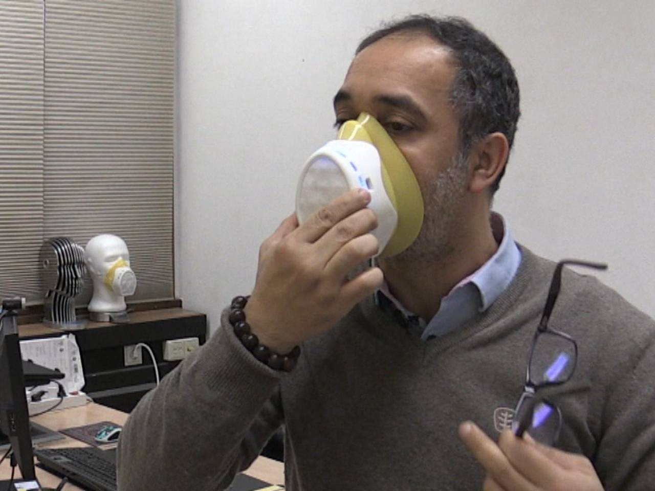 Dit mondkapje uit Eindhoven krijgt sensoren en leds.