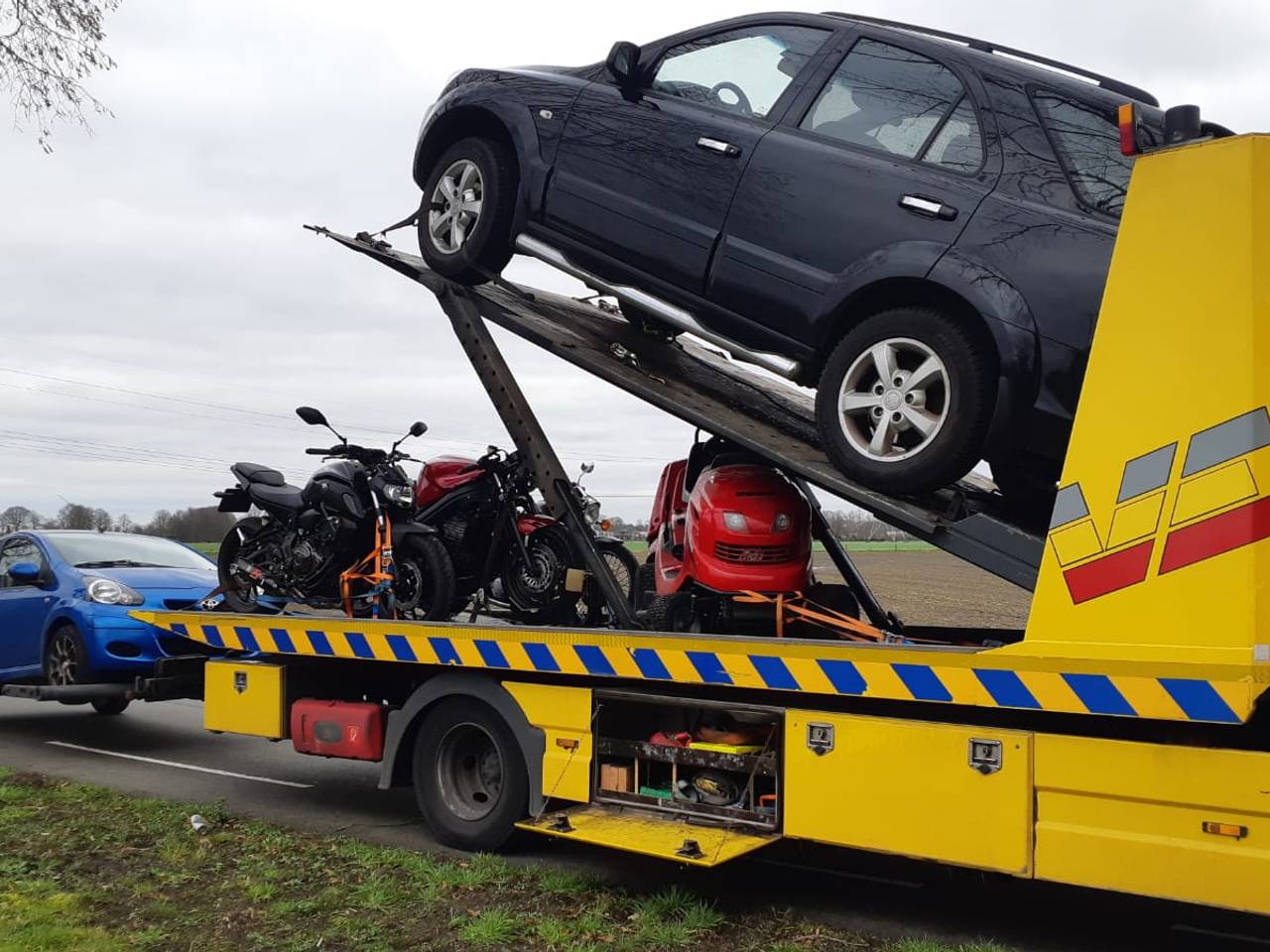 Een aantal van de in beslag genomen voertuigen. (Foto: politie)