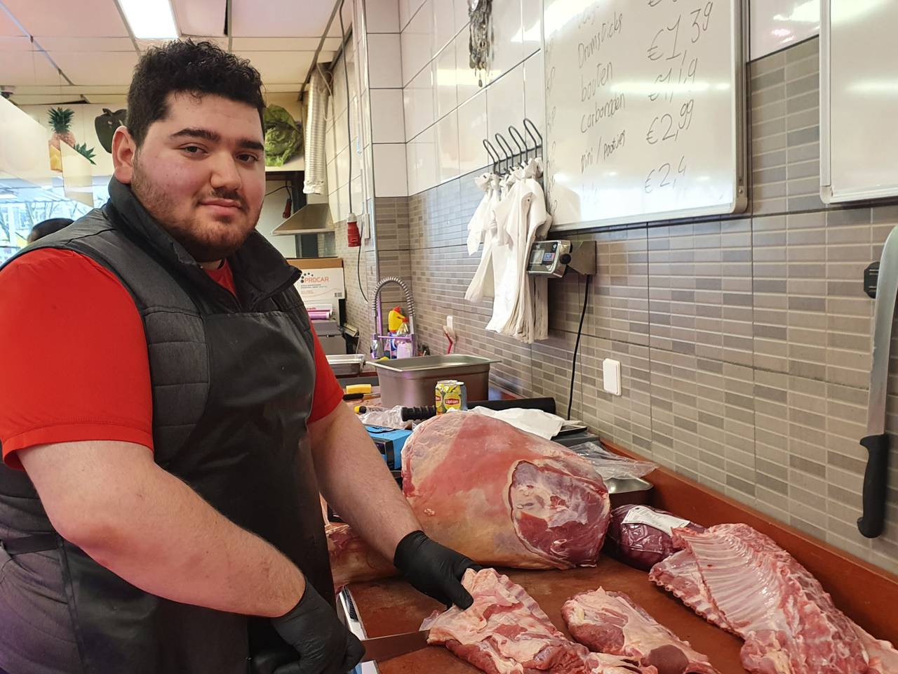 Slager Kaan Adiguzel overmeesterde één van de overvallers van Yasar Supermarket XL