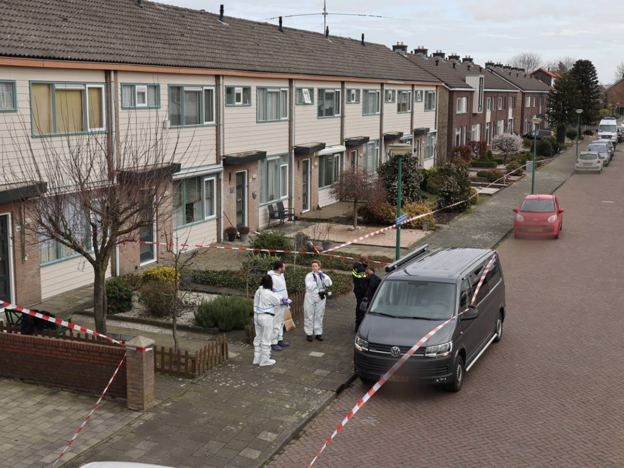De politie doet onderzoek in de straat. (Foto: FPMB/Erik Haverhals)