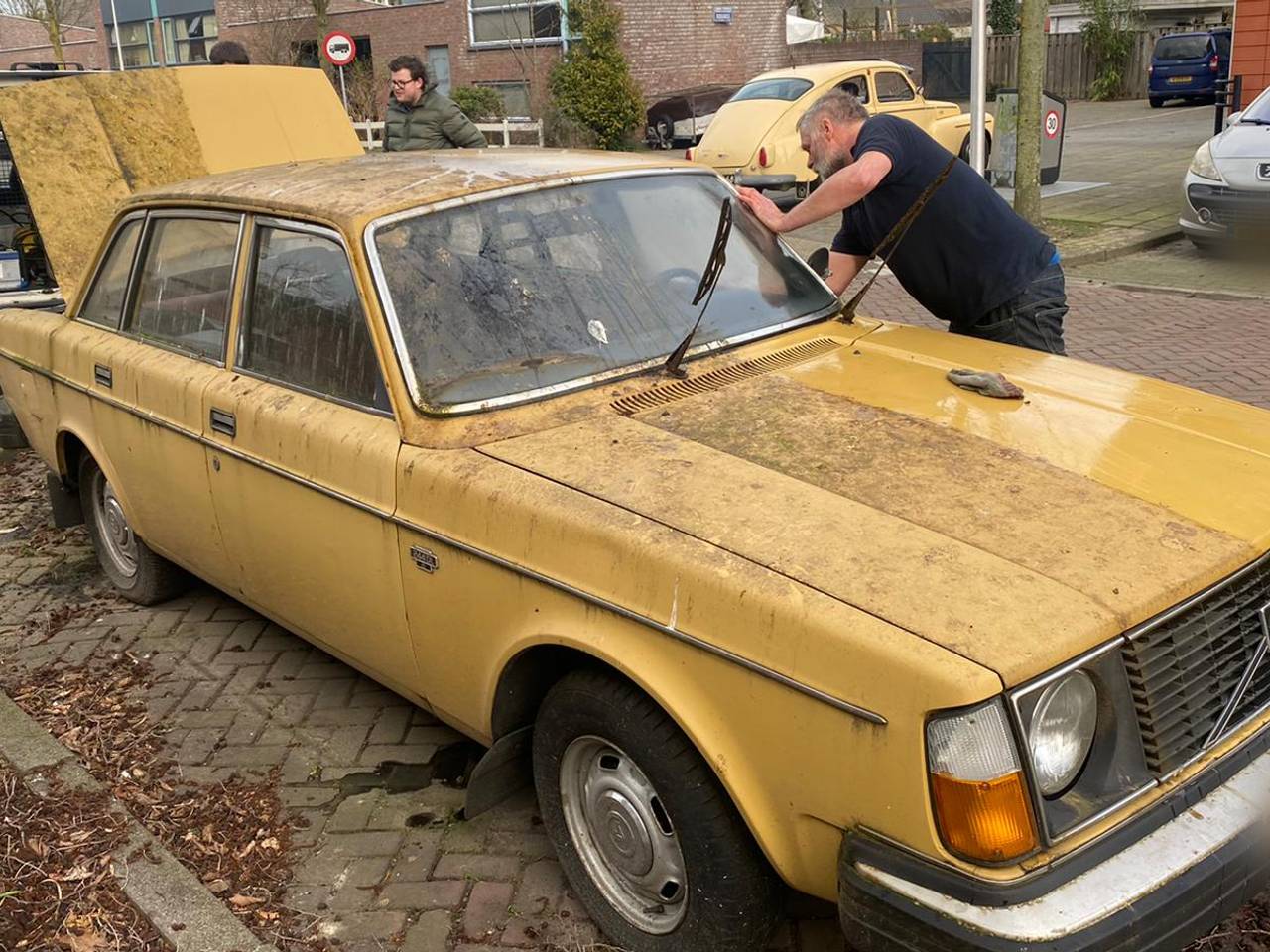 Verlaten Volvo krijgt poetsbeurt. (Foto: Bas Ferron)