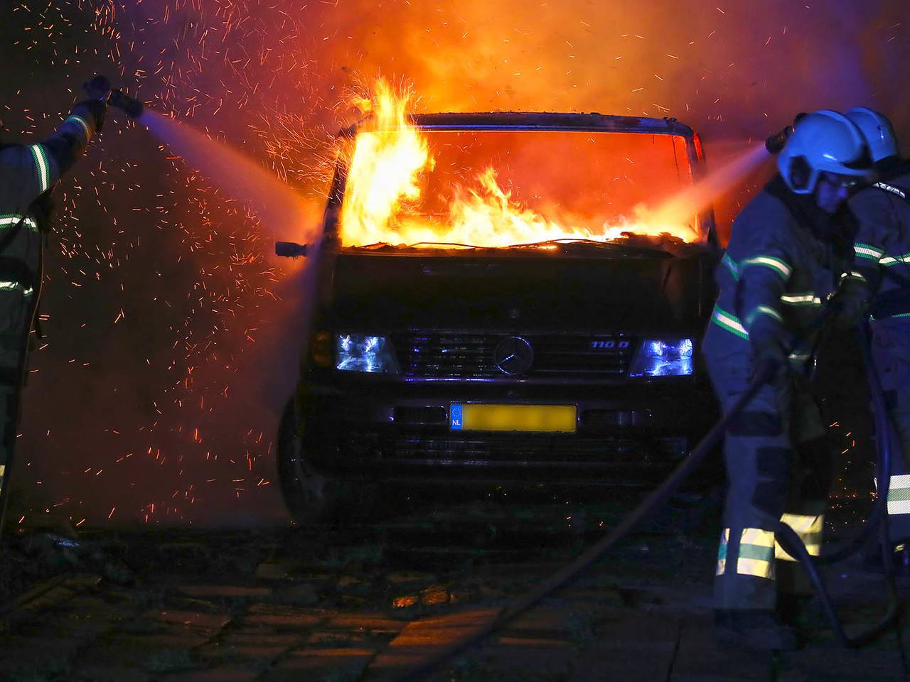 Het busje was niet meer te redden. (foto: Gabor Heeres/ SQ Vision).