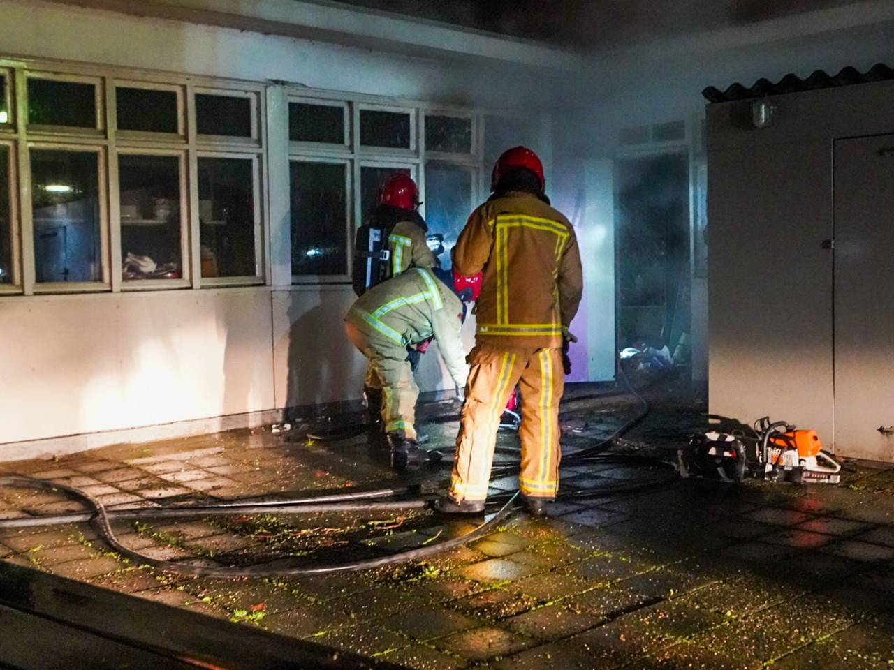 De kringloopwinkel raakte zwaar beschadigd. (foto; Dave hendriks/ SQ Vision).