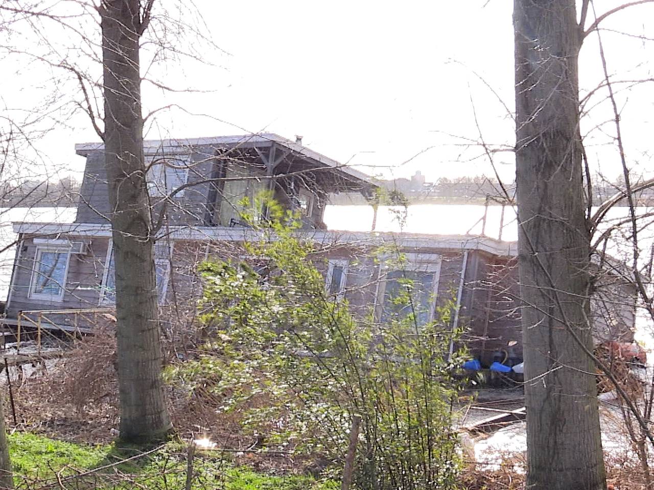 Woonboot getroffen door storm Dennis