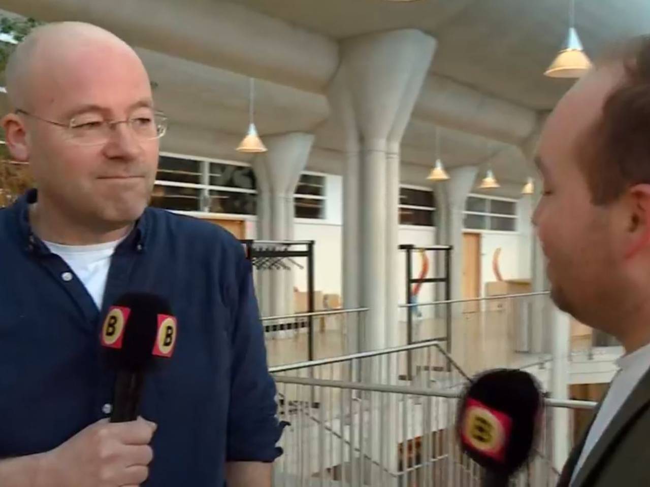 Verslaggever Willem-Jan Joachems (l) en Noël van Hooft (r) over Operatie Alfa.