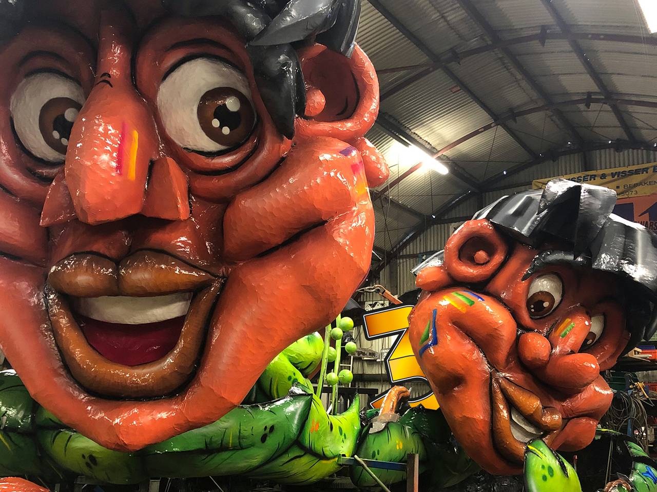 De elf meter hoge carnavalswagen van CV De Dwarsliggers mag bij windkracht 5 niet de weg op (Foto: Imke van de Laar).