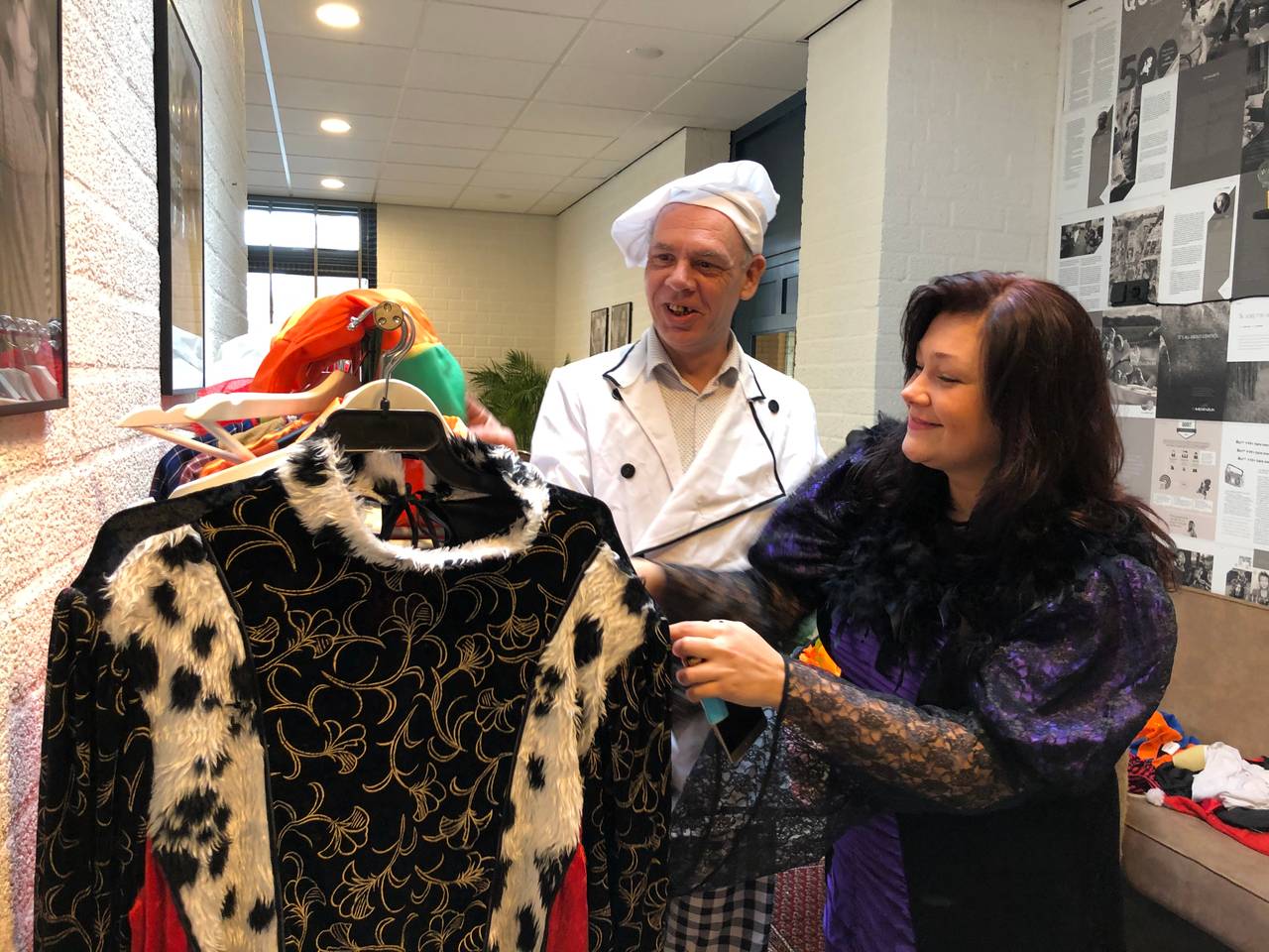 Members van de Quietcommunity zoeken een pekske uit (Foto: Agnes van der Straaten)