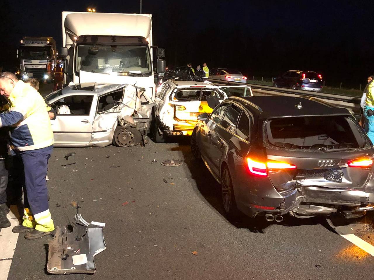 Meerdere auto's botsten op de A58. (Foto: SQ Vision)