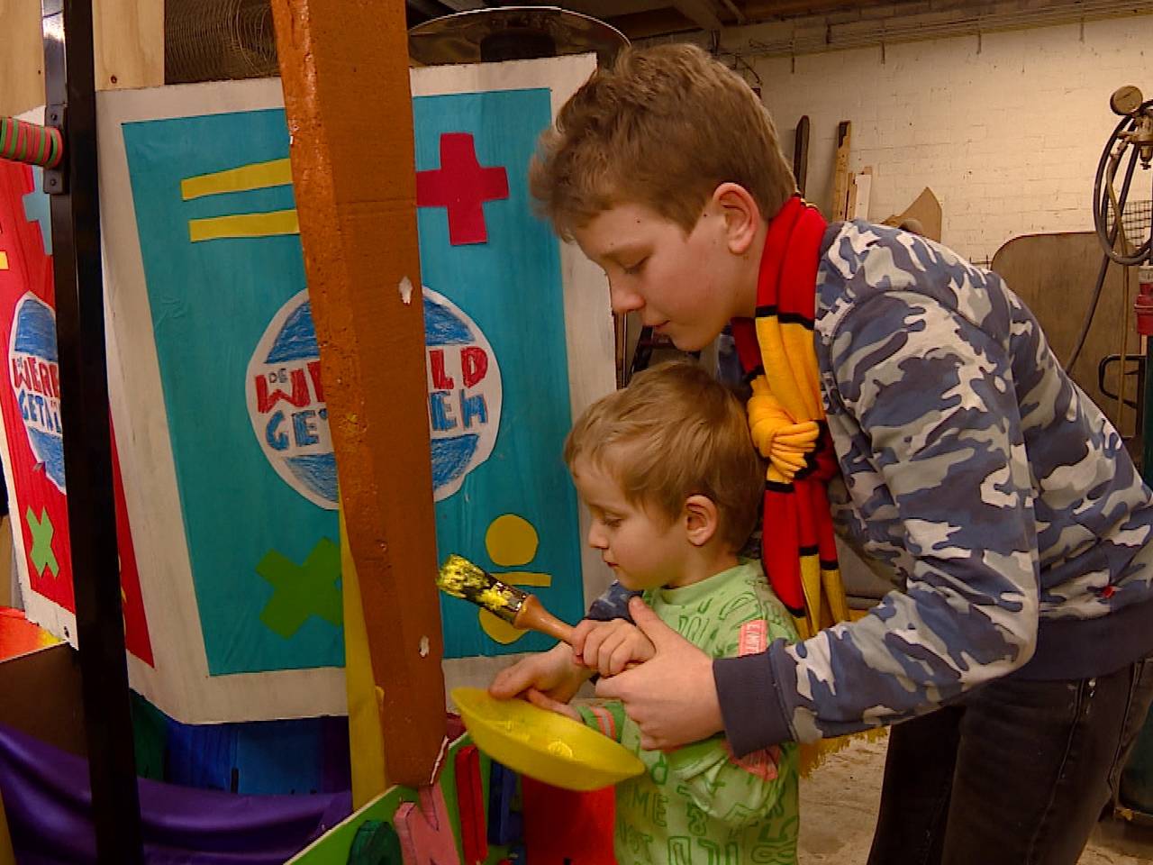 Jong helpt (nog) jonger in Turfstekerslaand. (foto: Omroep Brabant)