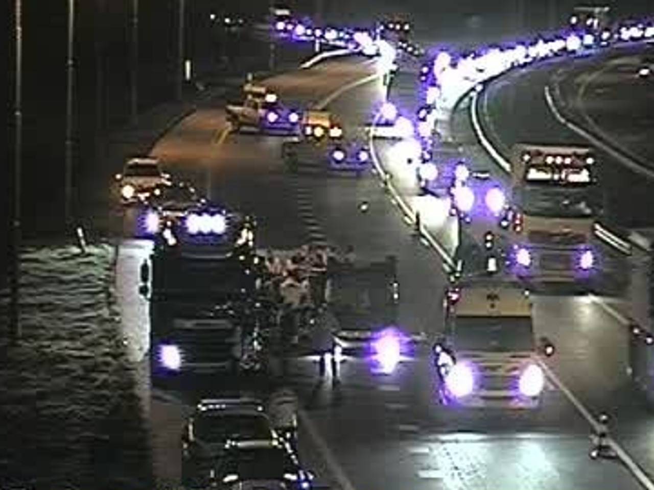 Bij Oirschot sloeg een auto over de kop. (Foto: Twitter Rijkswaterstaat)