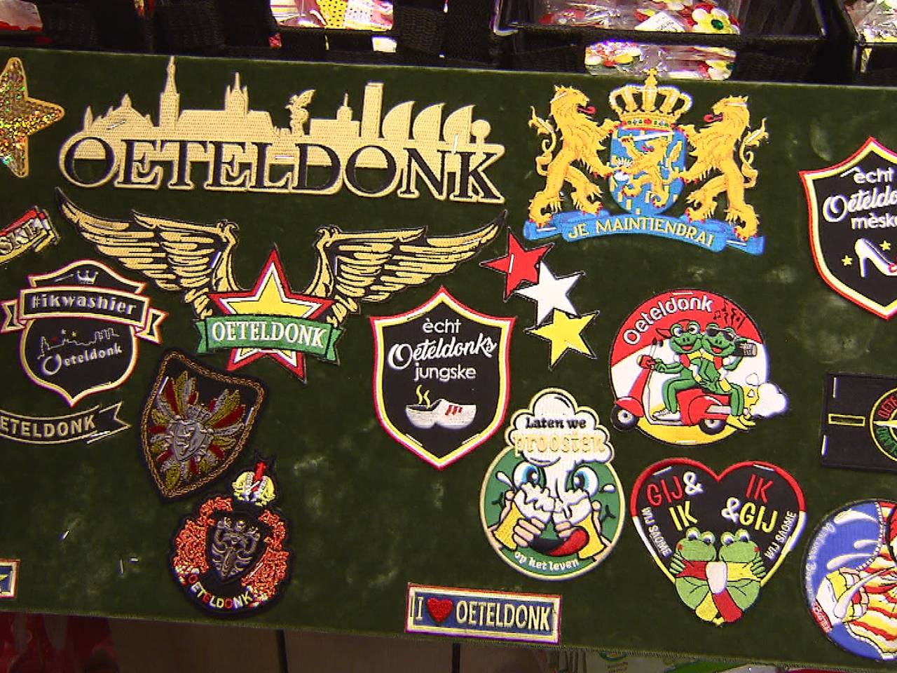 Nog even snel een embleem halen bij de carnavalswinkel.