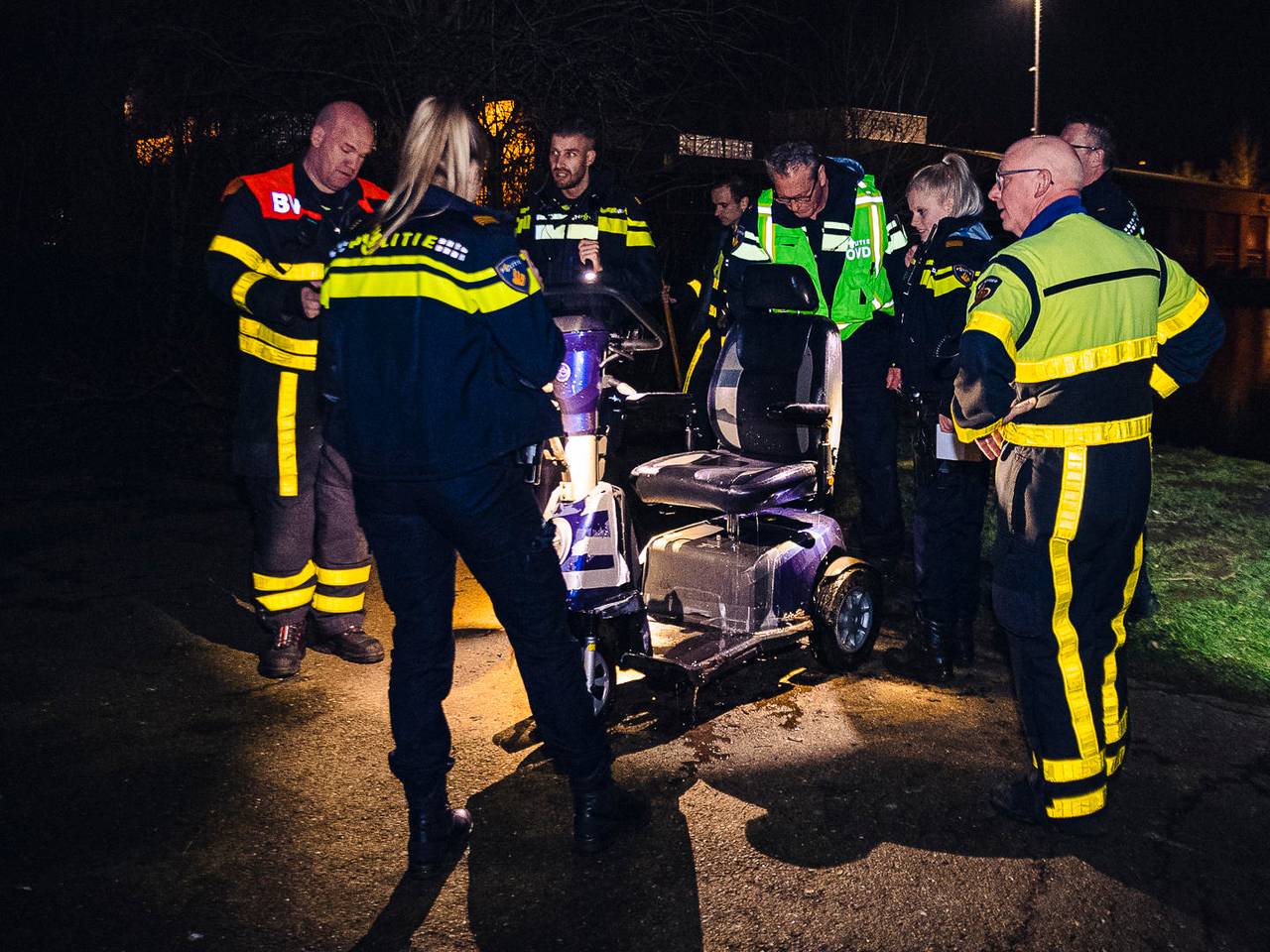 De scootmobiel is uit het water gevist. (Foto: Jack Brekelmans)