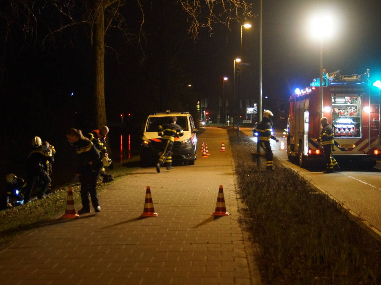 De man is door duikers uit het water gehaald. (Foto: Erik Haverhals / FPMB)