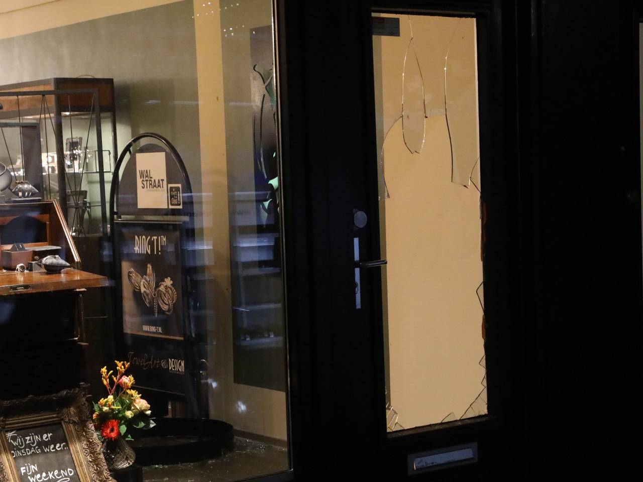 De inbraak bij de juwelier in Oss vond rond vier uur 's nachts plaats. (Foto: Gabor Heeres/SQ Vision)