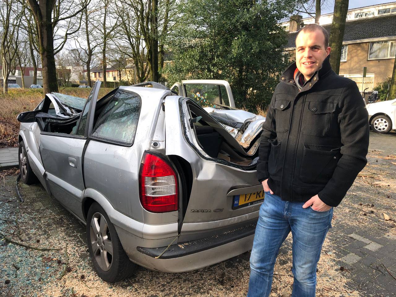 Jan Boonen bij zijn geplette auto (Foto: Imke van de Laar)