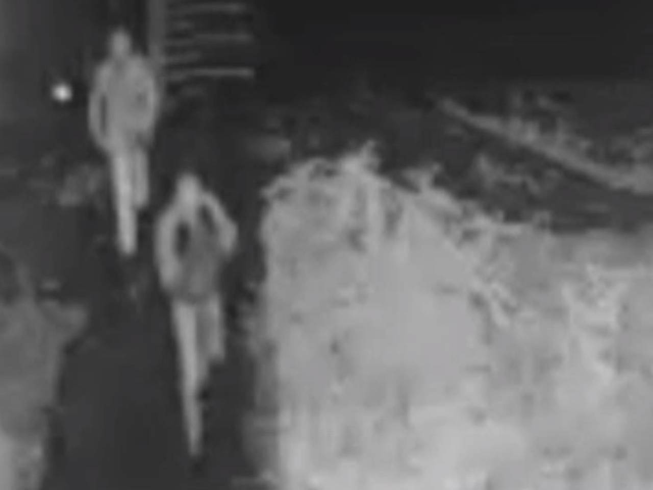 De camera toont de daders (foto: politie).