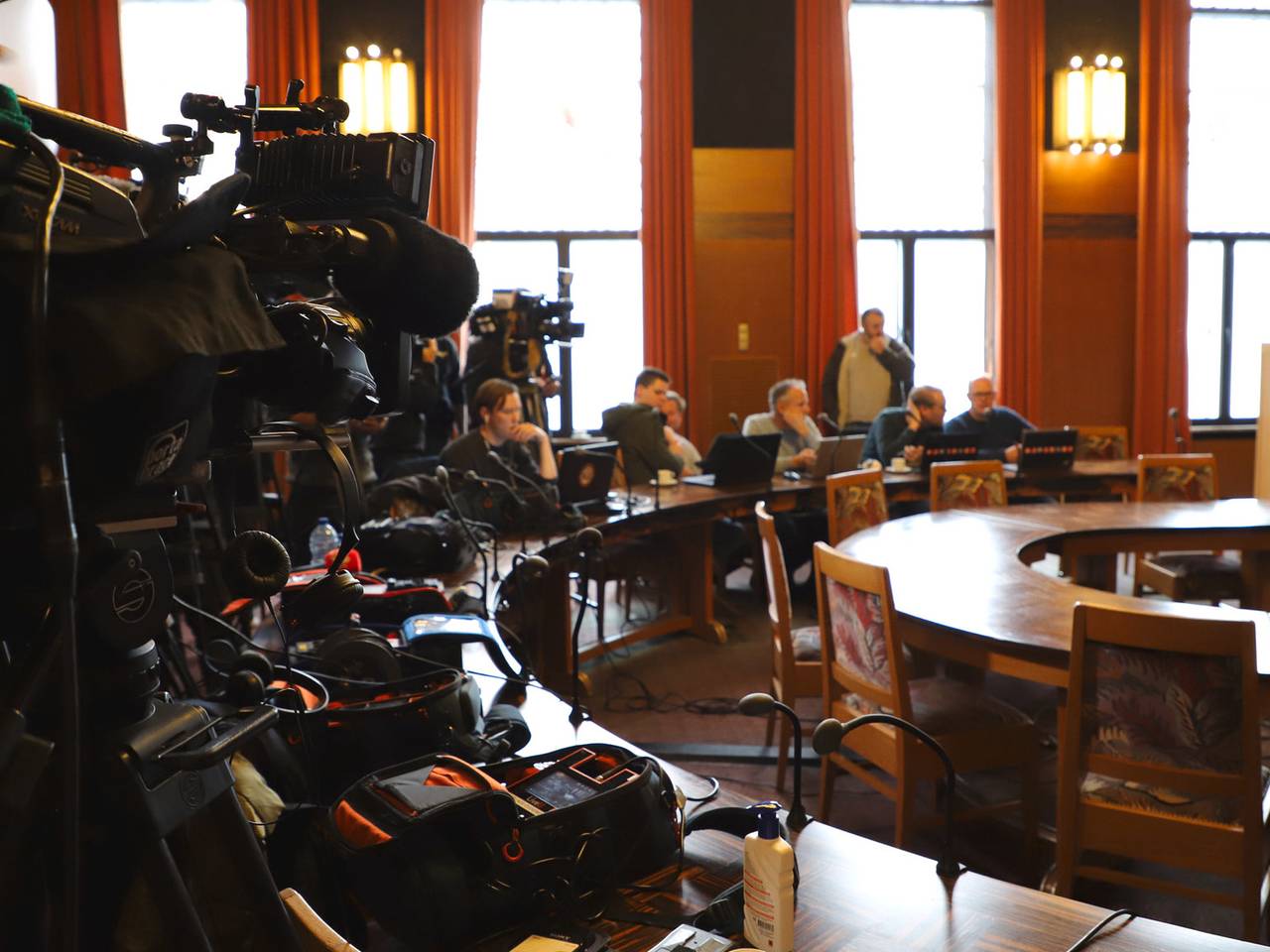 Drukte op de persconferentie. (foto: Lisa van Acquoij)