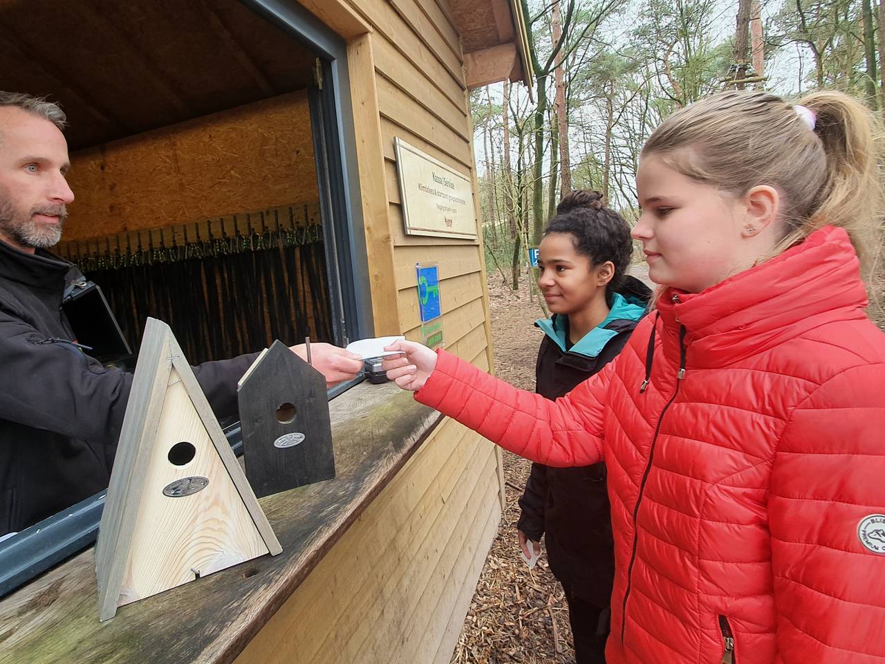 Gratis klimmen bij Klimrijk en de processierups bestrijden? Betaal met een vogelhuisje