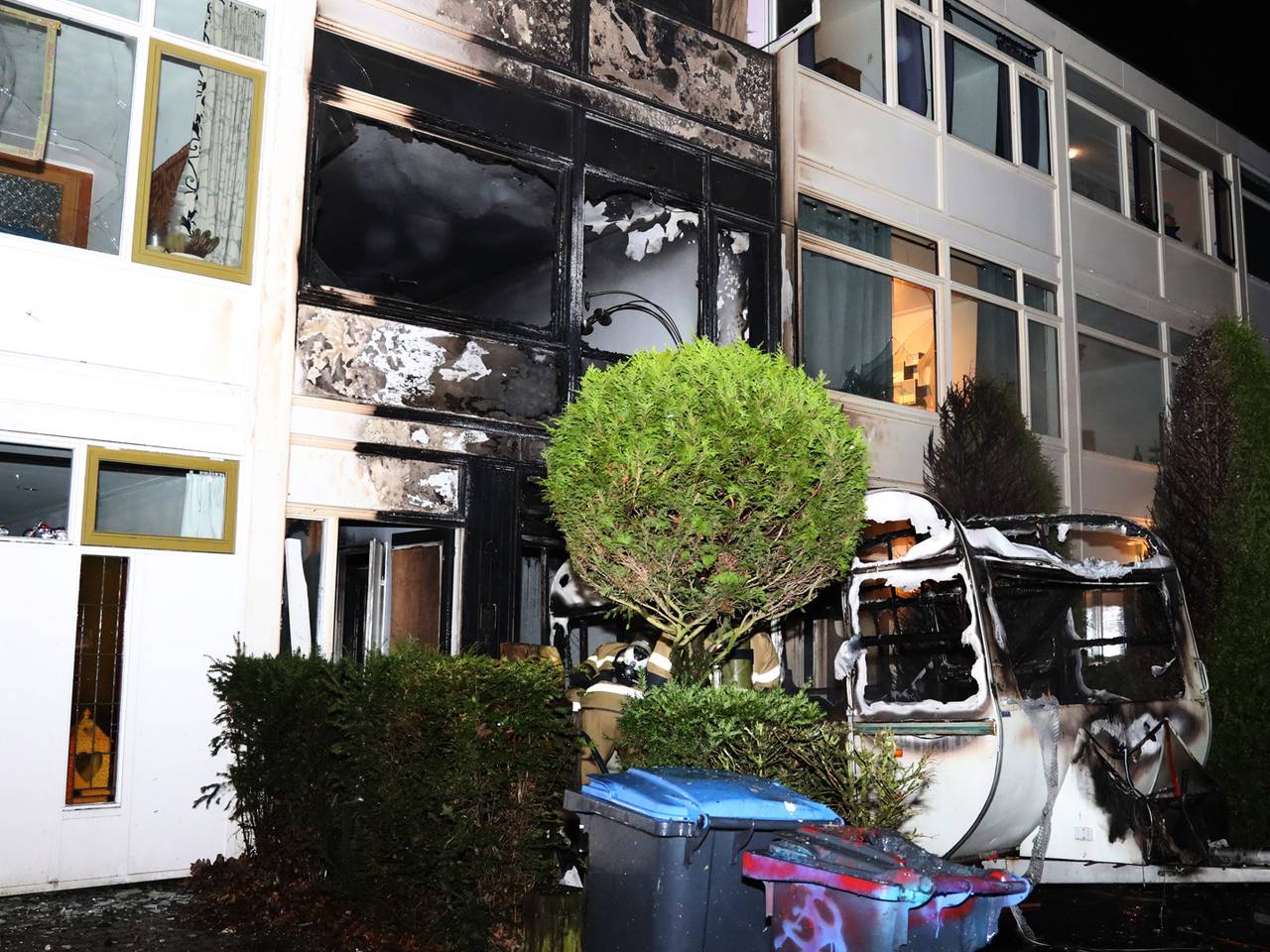 De brand in Uden sloeg over van de caravan naar het huis (foto: Marco van den Broek/SQ Vision).