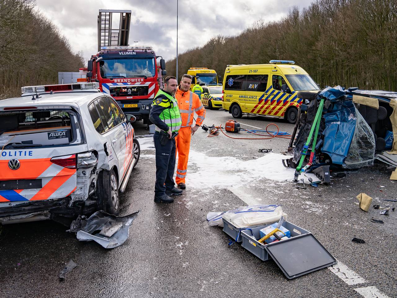 Ravage op de A59 nadat een personenauto op een stilstaande politieauto is geklapt (Foto: Reality Photo)