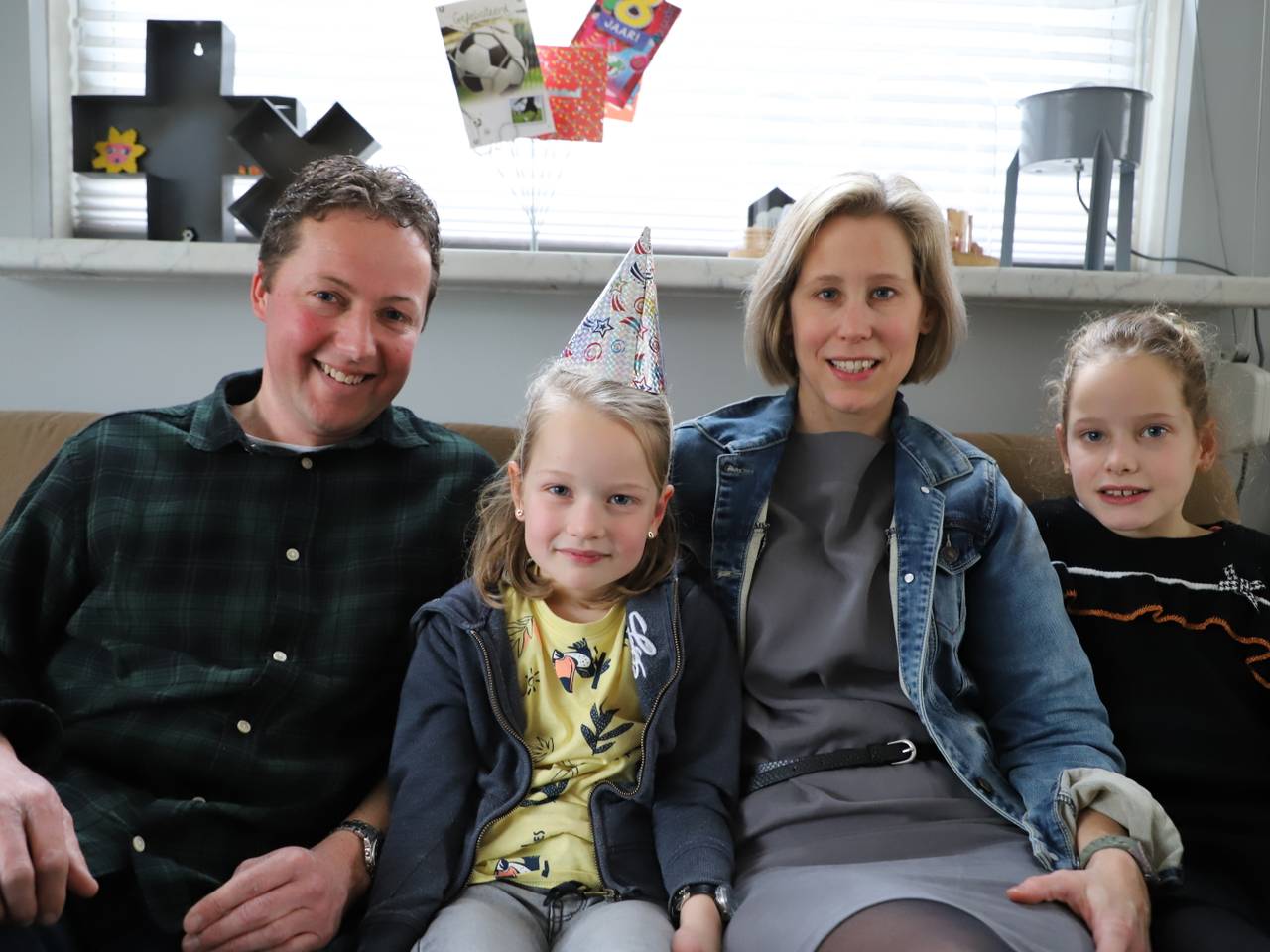 Vader, de jarige Sanne, moeder Marloes en zus Myrthe Timmermans