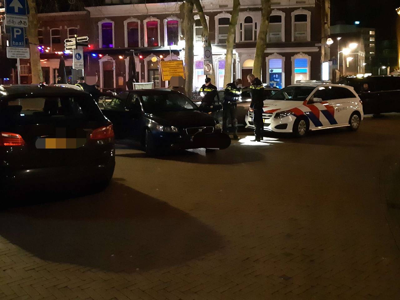 De automobilist in het Tilburgse centrum werd klemgereden. (Foto: Facebook politieteam Tilburg-Centrum)