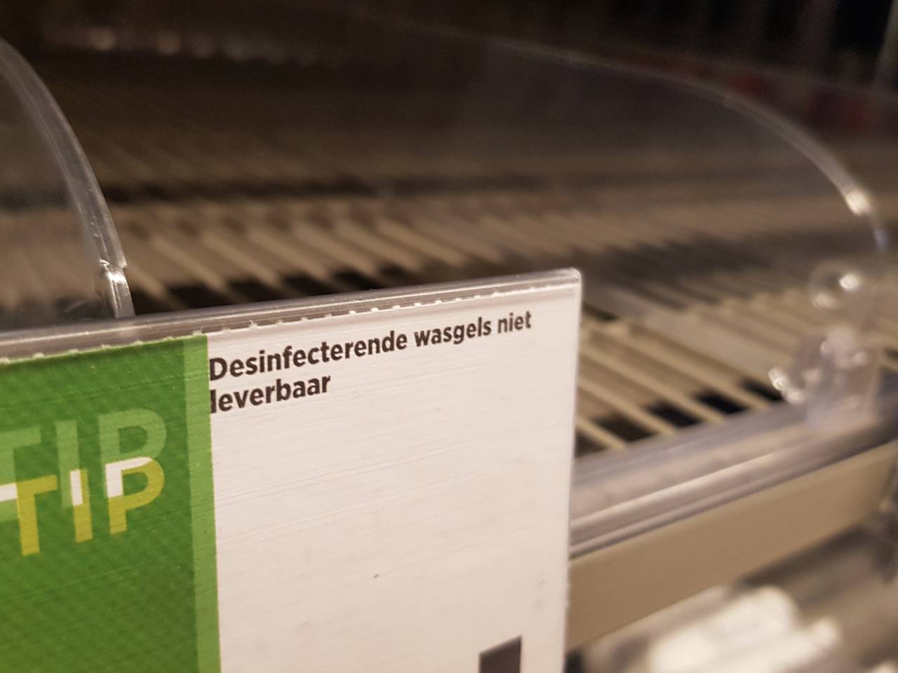 Lege schappen in de supermarkt