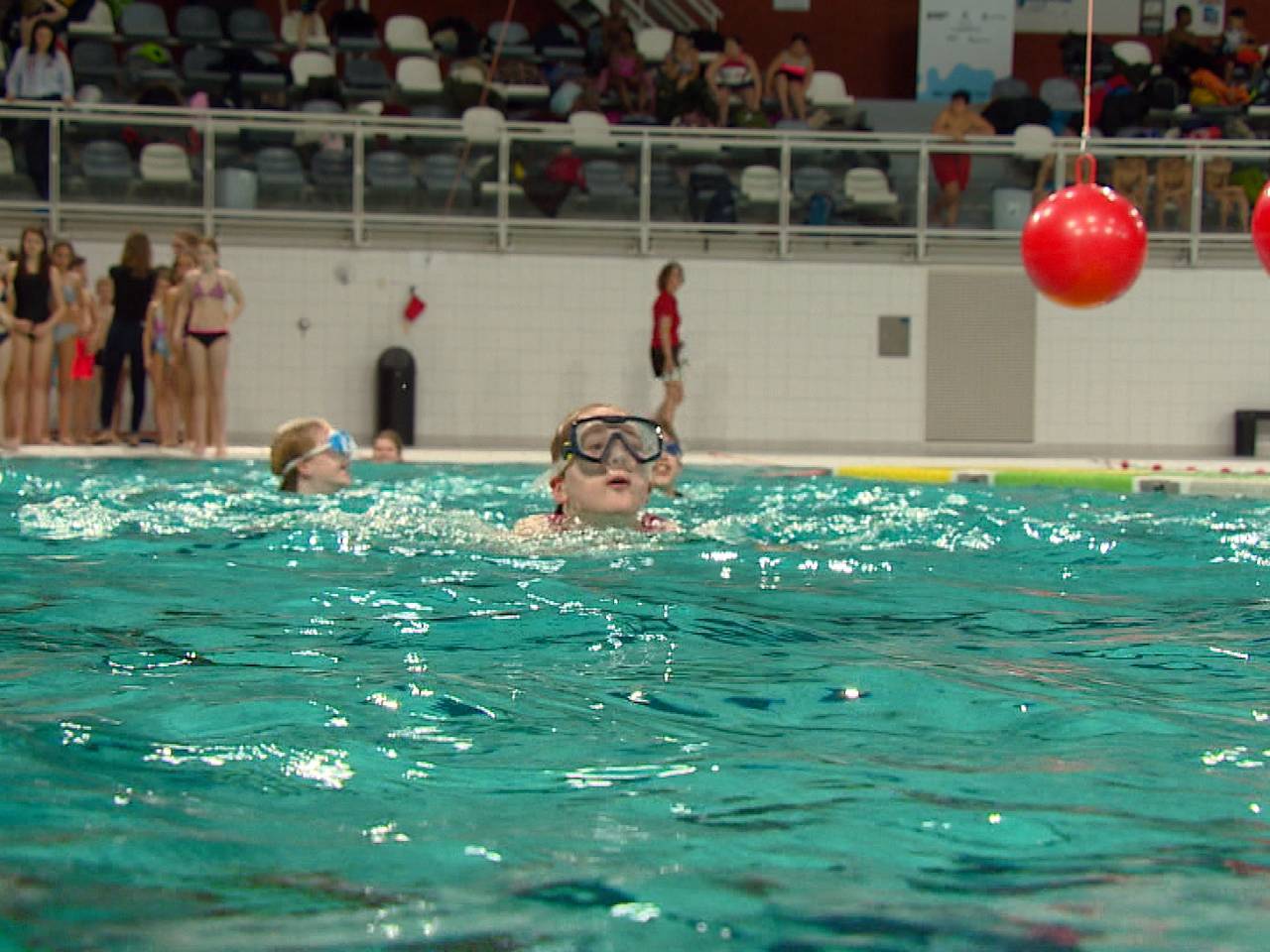 Je bent twaalf en je kunt niet zwemmen? Bij 500 Eindhovense kinderen is dit zo