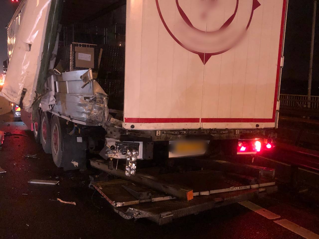 Deze vrachtwagen scheurde open.