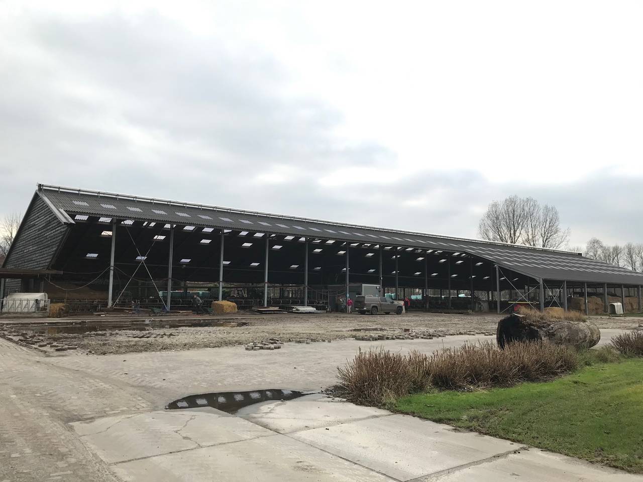 De veestal van boerderij 't Dommeltje. Op de lege vlakte stond voorheen de evenementenlocatie (Foto: John van Hal).