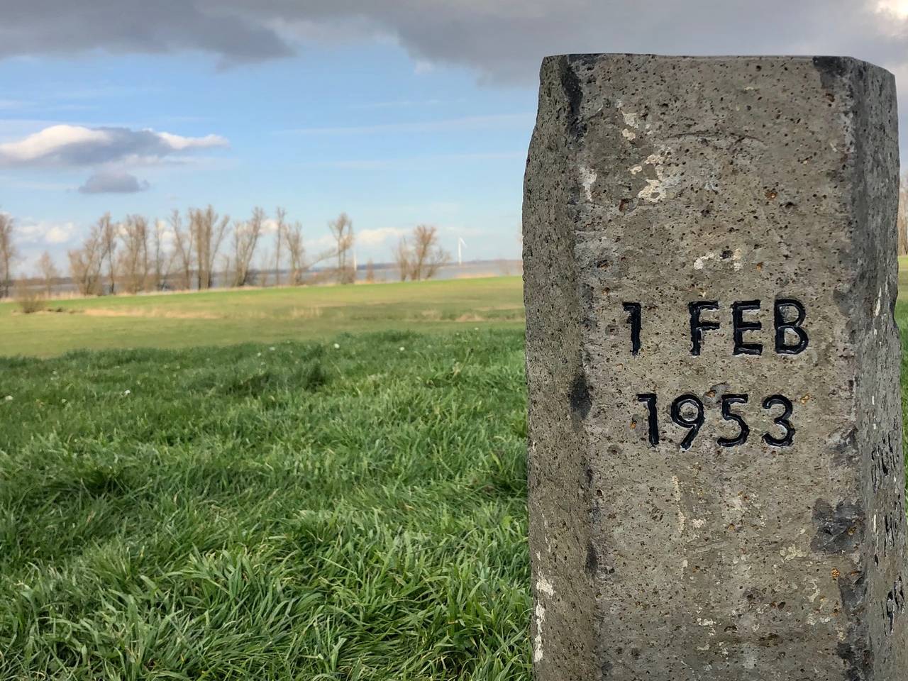 Paaltjes geven watersnoodramp een gezicht
