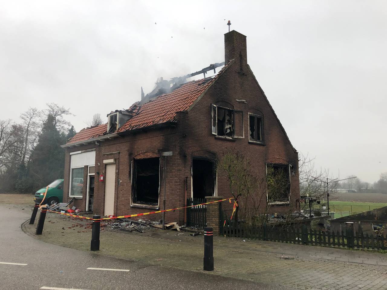 Het uitgebrande huis (foto: René van Hoof).