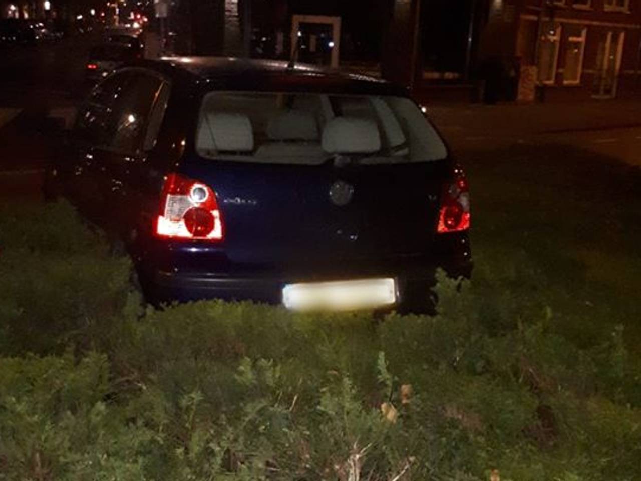 De automobilist reed zich vast (foto: Facebook politieteam Markdal).