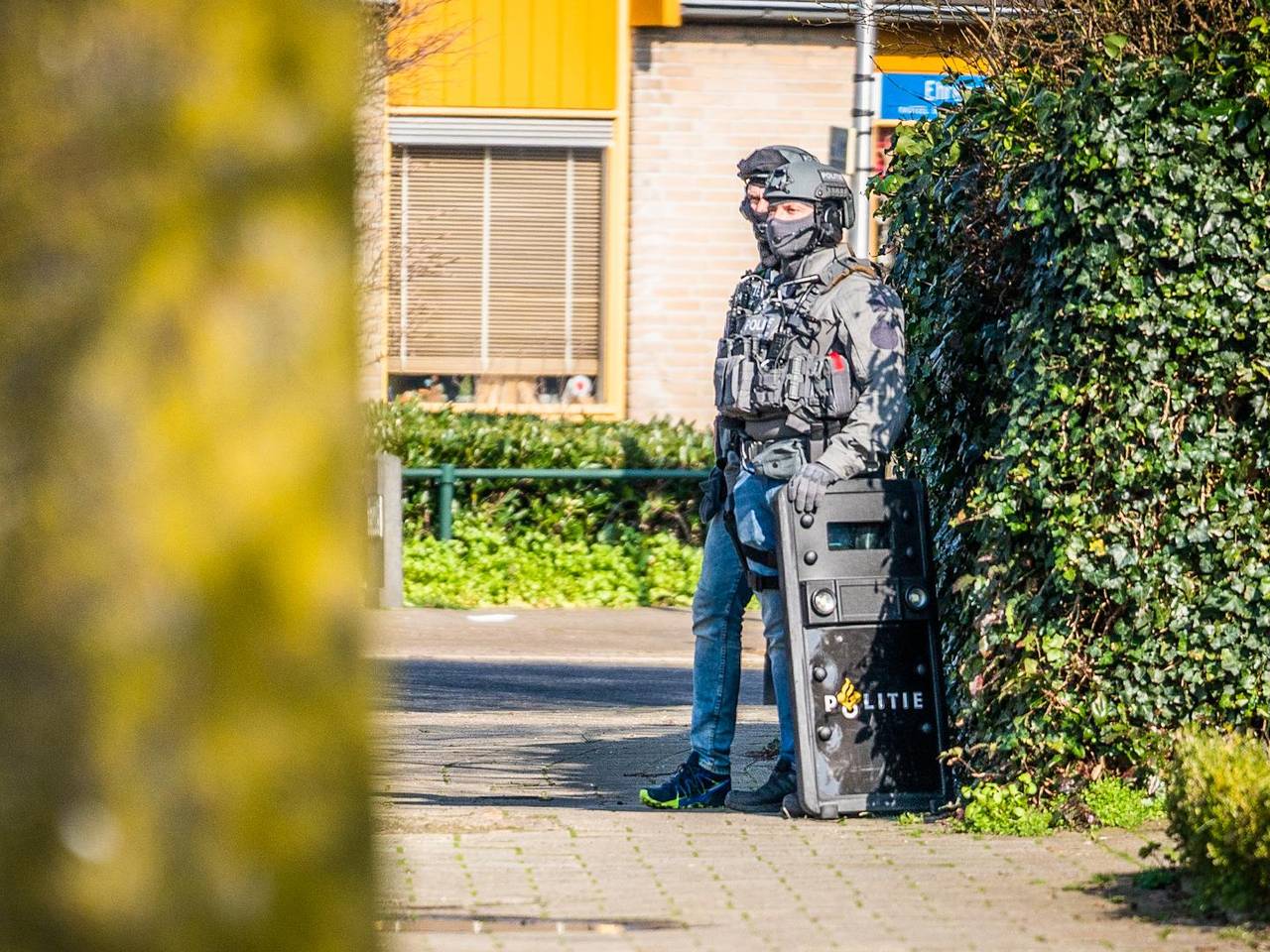 In de buurt waar de bedreiging plaatsvindt, hangt een gespannen sfeer (foto: Sem van Rijssel/SQ Vision).