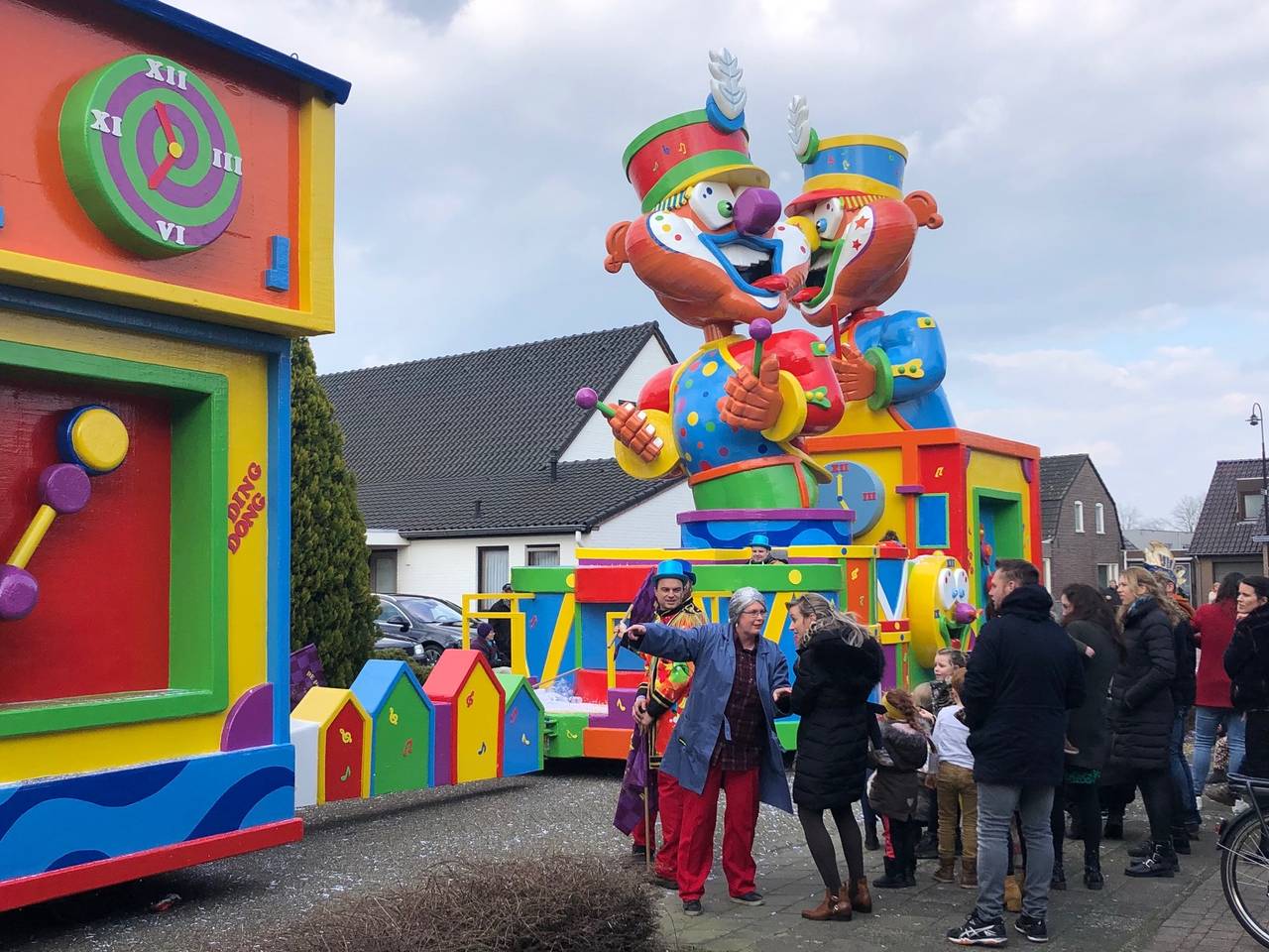 De wagen van CV de Plak met als titel: Compleet van slag. (Foto: Tonnie Vossen)