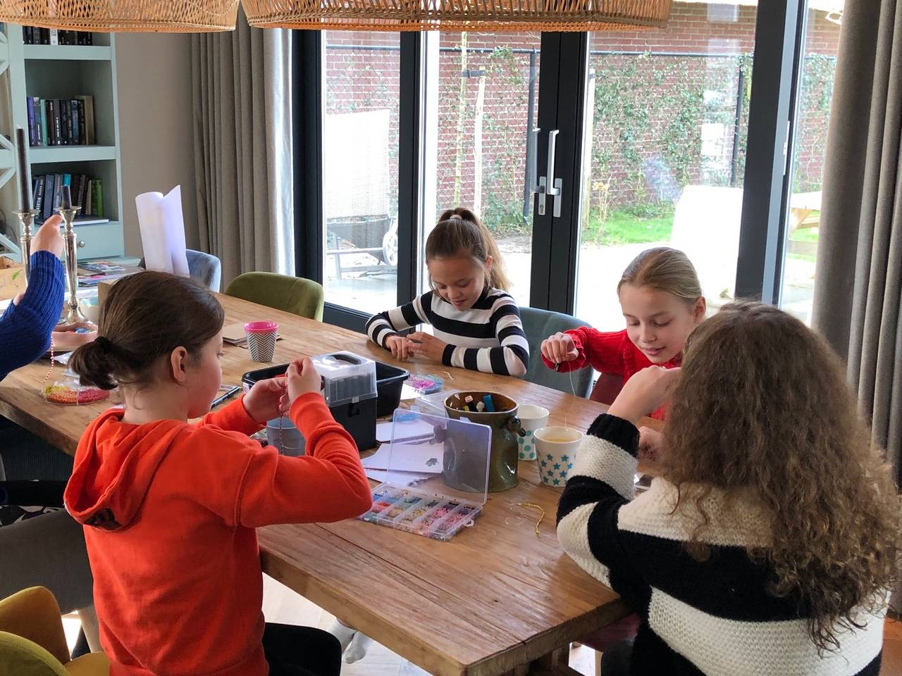 Ook niet genoeg leerkrachten in Erp als gevolg van corona-richtlijn, maar Anne vangt er een paar op