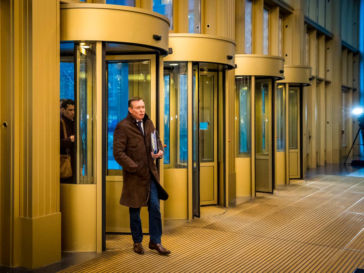 Minister Bruins komt aan bij het ministerie van Justitie en Veiligheid (Foto: ANP).