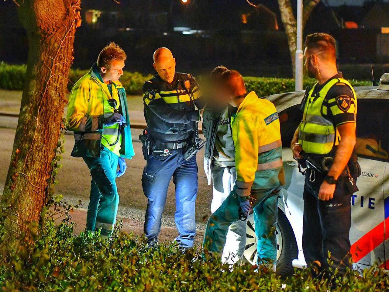 De aangehouden man wordt ondervraagd door de politie. Foto: Rico Vogels/SQ Vision