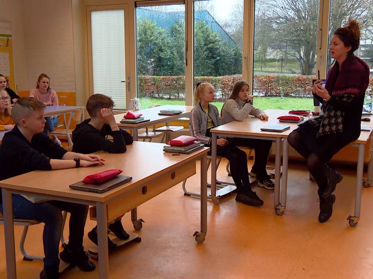 Juf Patty vertelt haar klas dat het schoolkamp niet doorgaat vanwege corona. (Foto: Omroep Brabant)