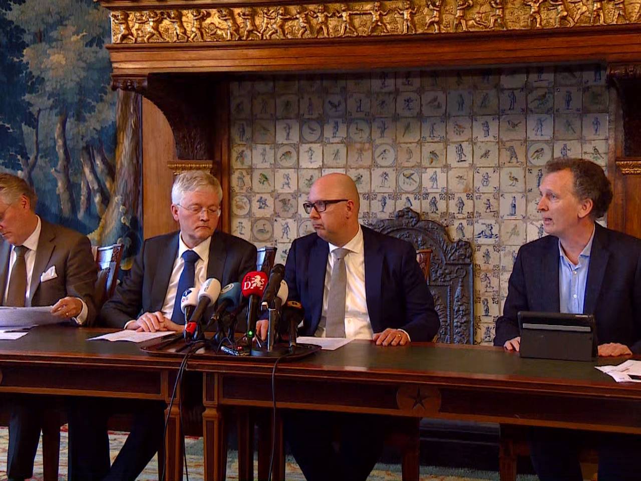 Drie burgemeesters geven een persconferentie.