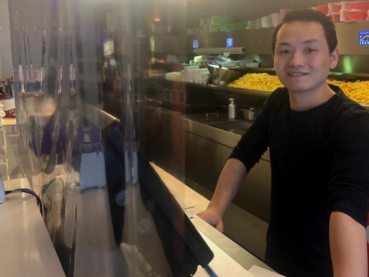 Je friet en vette snack bestel je veilig achter een zeiltje bij Cafetaria Klundert