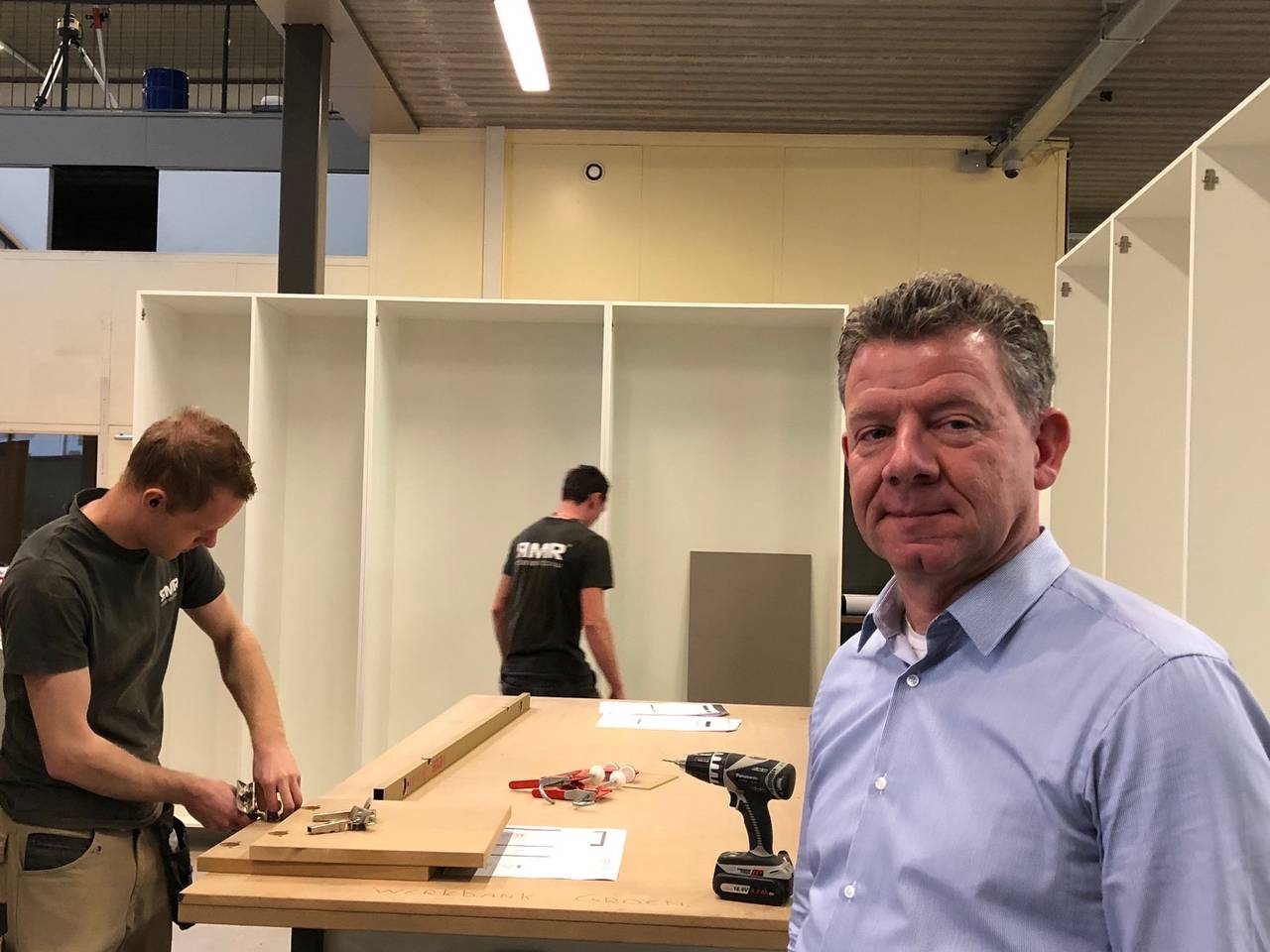 Rob Rijnen in de tijdelijke bedrijfshal waar weer hard wordt gewerkt.