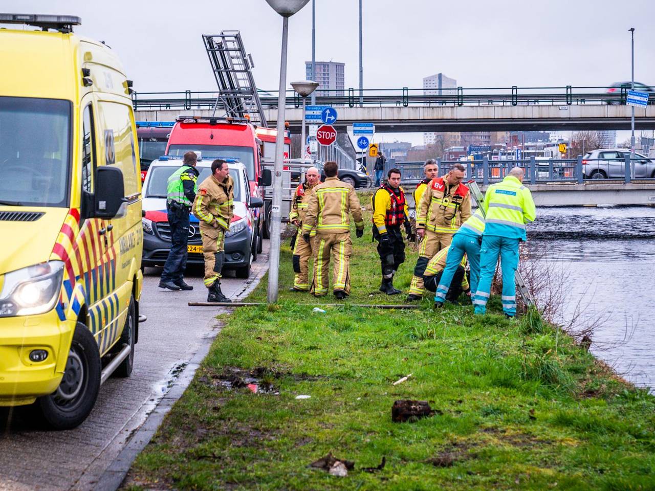 Het lichaam wordt uit het water gehaald (foto: Sem van Rijssel/ SQ Vision)