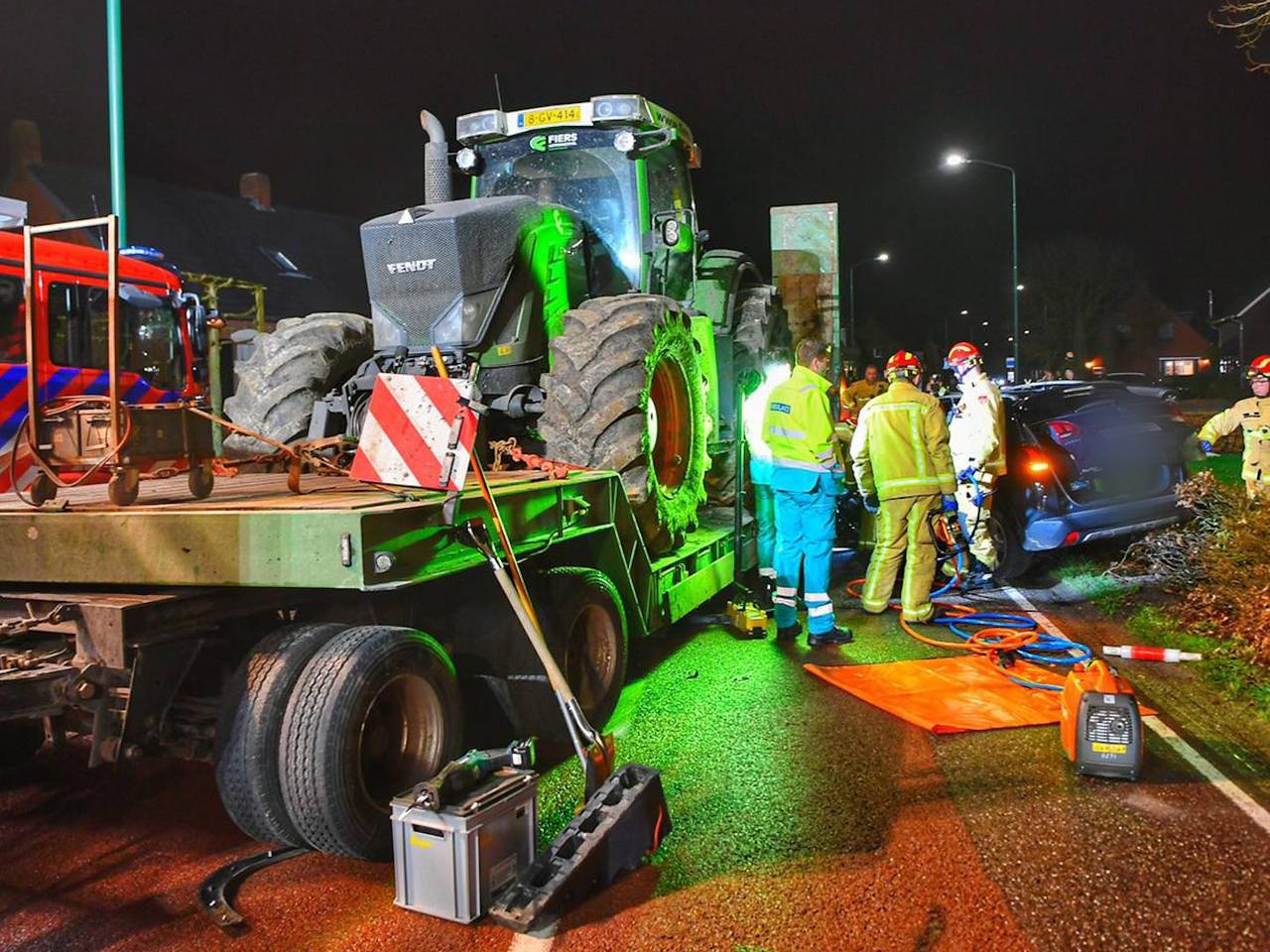 De vrouw in de auto raakte bekneld (foto: Rico Vogels/ SQ Vision)