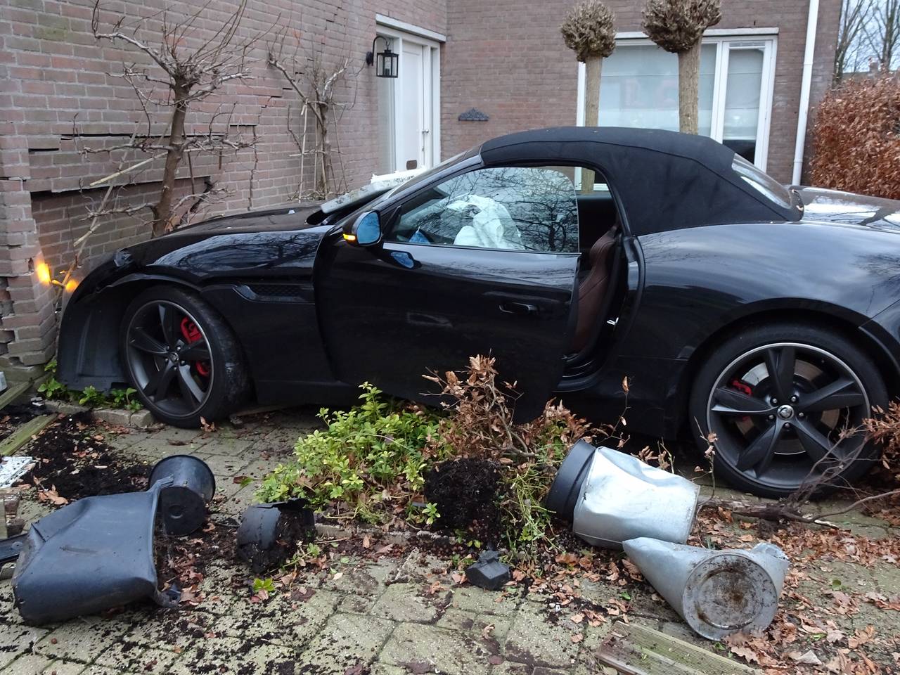 De auto kwam tegen het huis tot stilstand. (Foto: Jeroen Stuve/Stuve fotografie)