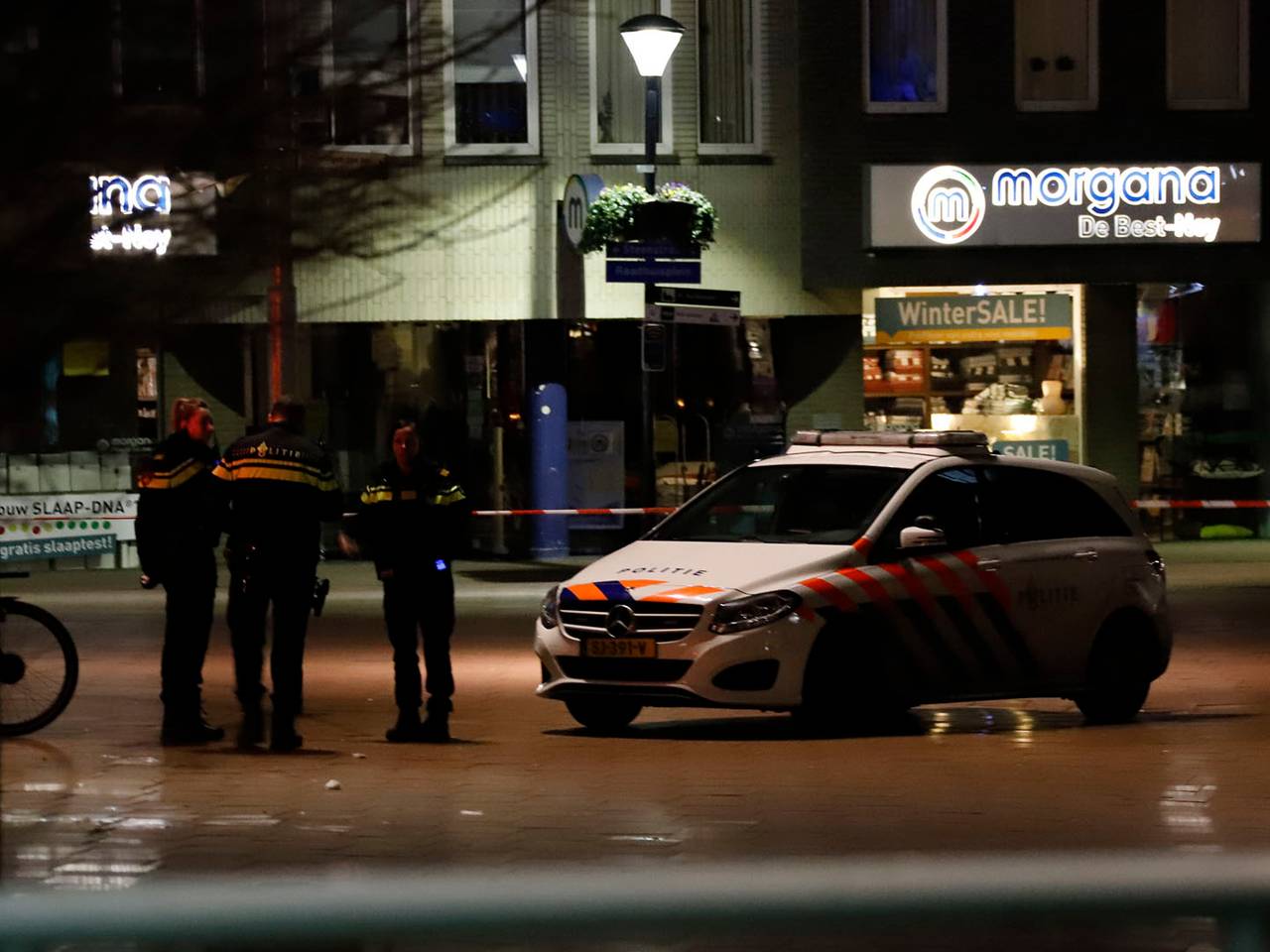 De politie deed onderzoek op het Raadhuisplein in Boxmeer. (Foto: SK-Media)