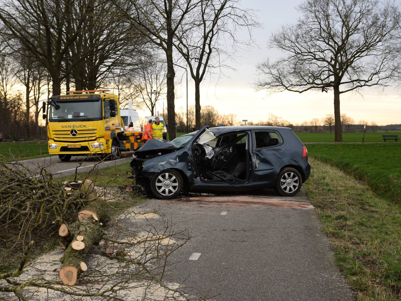 Het wrak na het ongeluk, de boom moest worden omgezaagd (foto: Toby de Kort).